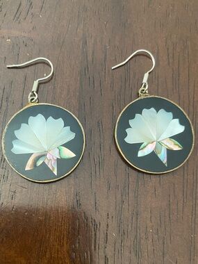 Round Drop Earrings in Fan-shaped Motif Flower in Black